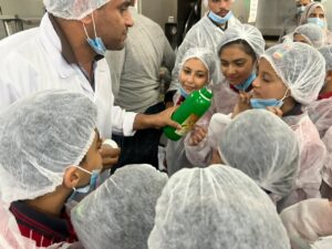 شبان بنها تنظم زياره إلي مصنع سويت ميكرز للحلويات