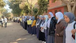 صور - طلاب يودعون معلمتهم بالبكاء في جنازة بالزي المدرسي بالقليوبية