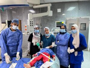 صور - إنقاذ حياة طفل ابتلع حبة "سوداني" بمستشفى بنها الجامعي