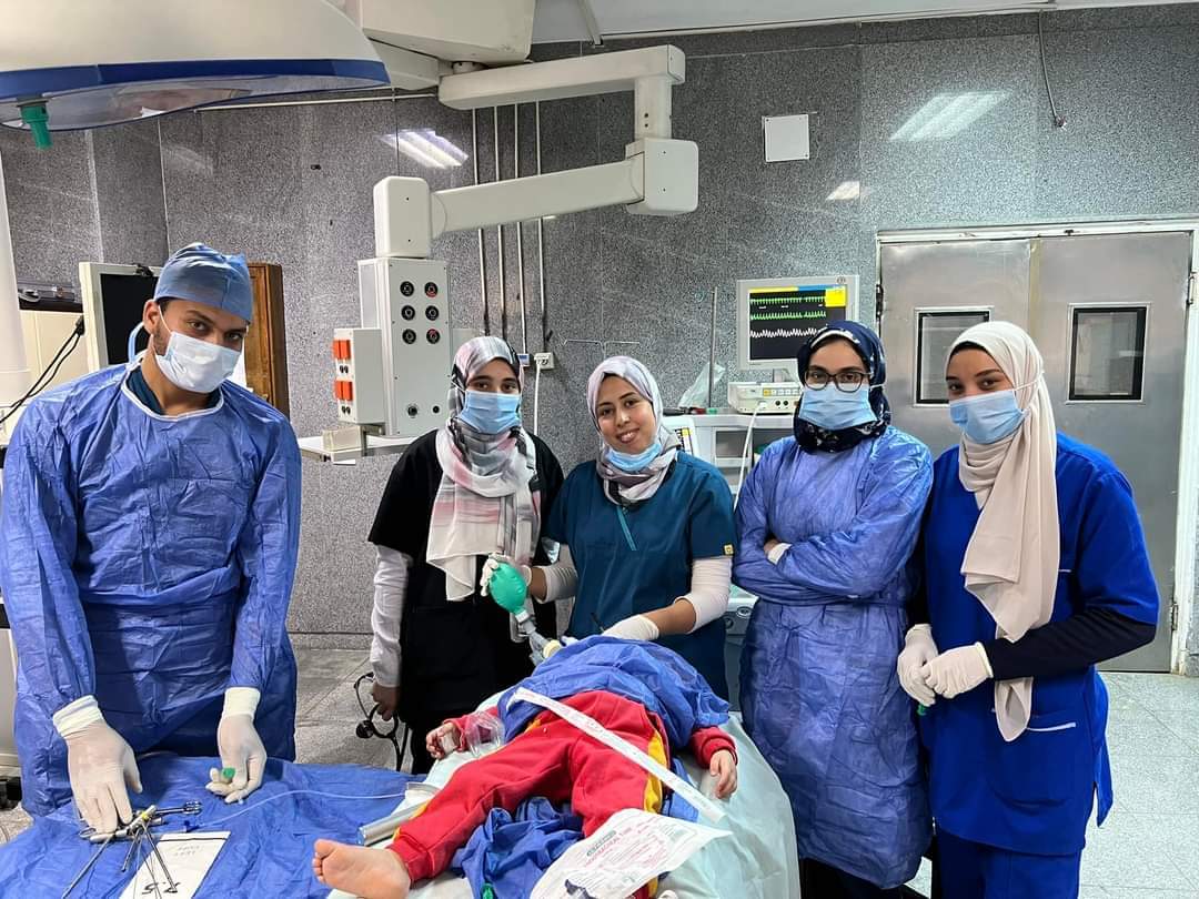 صور - إنقاذ حياة طفل ابتلع حبة "سوداني" بمستشفى بنها الجامعي صور - إنقاذ حياة طفل ابتلع حبة "سوداني" بمستشفى بنها الجامعي