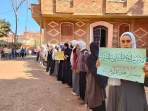 صور - طلاب يودعون معلمتهم بالبكاء في جنازة بالزي المدرسي بالقليوبية