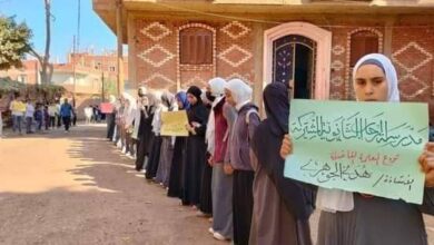 صور - طلاب يودعون معلمتهم بالبكاء في جنازة بالزي المدرسي بالقليوبية صور - طلاب يودعون معلمتهم بالبكاء في جنازة بالزي المدرسي بالقليوبية