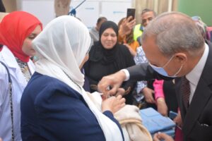 محافظ القليوبية يدشن حملة التطعيم ضد شلل الأطفال بالمركز الطبى ببنها