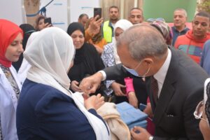 محافظ القليوبية يدشن حملة التطعيم ضد شلل الأطفال بالمركز الطبى ببنها
