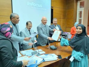 رئيس جامعة بنها يكرم الطلاب الفائزين في المسابقات الثقافية