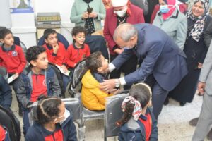 محافظ القليوبية يتابع الحملة القومية للكشف المبكر عن أمراض الأنيميا والسمنة والتقزُم للطلاب