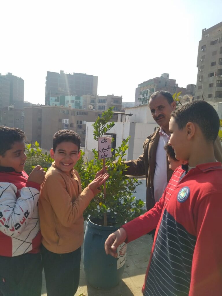 زيارة ميدانية إلى مشروع زراعة الأسطح بمجمع مدارس الشبان