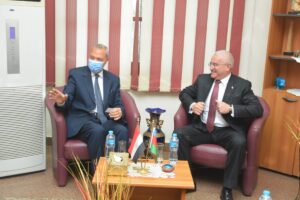 سفير أذربيجان يضع أكليل من الزهور على تمثال الزعيم حيدر علييف بالقناطر الخيرية