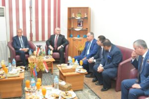 سفير أذربيجان يضع أكليل من الزهور على تمثال الزعيم حيدر علييف بالقناطر الخيرية