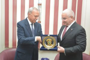 سفير أذربيجان يضع أكليل من الزهور على تمثال الزعيم حيدر علييف بالقناطر الخيرية