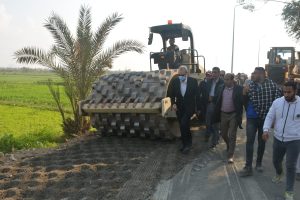 محافظ القليوبية يتفقد مشروعات رصف الطرق بمبادرة حياة كريمة