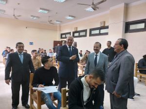 رئيس جامعة بنها يتفقد سير الامتحانات بكلية الحقوق - صور