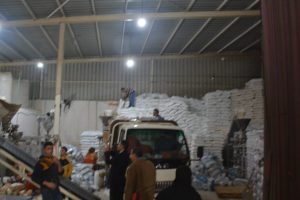 محافظ القليوبية يتابع الأسواق التجارية ومخازن تعبئه الأرز