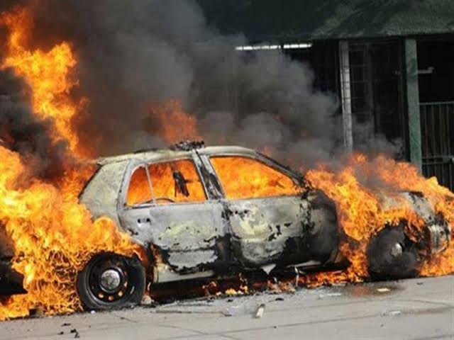 اشتعال النيران في سيارة على الطريق الحر بالقليوبية اشتعال النيران في سيارة على الطريق الحر بالقليوبية