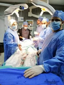 اخترقت قلبه .. إنقاذ حياة شاب تعرض لطعنة نافذة بمستشفى بنها الجامعي