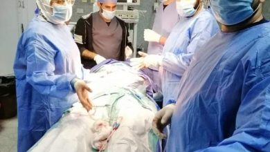 اخترقت قلبه .. إنقاذ حياة شاب تعرض لطعنة نافذة بمستشفى بنها الجامعي