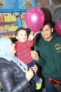 "شبرا الخير" توزع هدايا الكريسماس في شوارع شبرا الخيمة