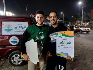 "شبرا الخير" توزع هدايا الكريسماس في شوارع شبرا الخيمة