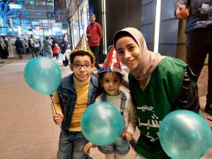 "شبرا الخير" توزع هدايا الكريسماس في شوارع شبرا الخيمة