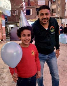 "شبرا الخير" توزع هدايا الكريسماس في شوارع شبرا الخيمة