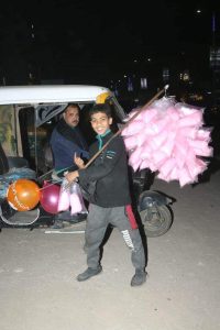 "شبرا الخير" توزع هدايا الكريسماس في شوارع شبرا الخيمة