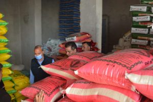 محافظ القليوبية يشن حملة مفاجئة على مخازن تُجار الجملة ويضبط 17 طن أرز بغرض احتكارها