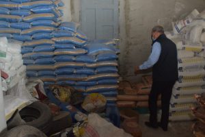 محافظ القليوبية يشن حملة مفاجئة على مخازن تُجار الجملة ويضبط 17 طن أرز بغرض احتكارها