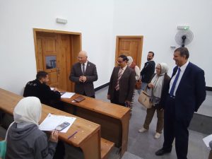 رئيس جامعة بنها يتفقد الامتحانات بالجامعة الأهلية بمقر الجامعة بمدينة العبور