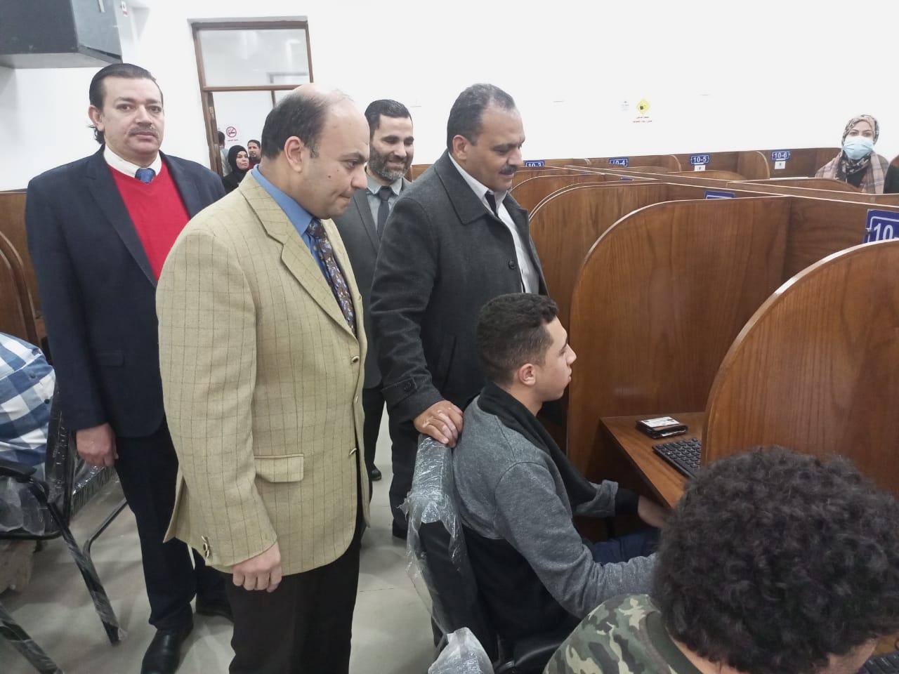 نائب رئيس جامعة بنها لشئون التعليم والطلاب يتفقد الامتحانات بكليتي الحاسبات والذكاء الاصطناعي والعلاج الطبيعي