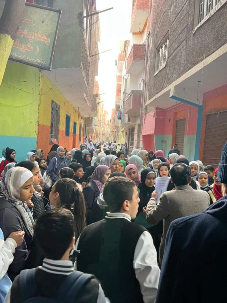 شباب وأطفال.. أهالي قرية بالقليوبية ينظمون رحلة للمشاركة في معرض الكتاب