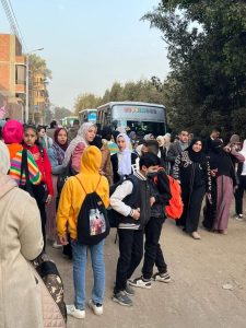 شباب وأطفال.. أهالي قرية بالقليوبية ينظمون رحلة للمشاركة في معرض الكتاب