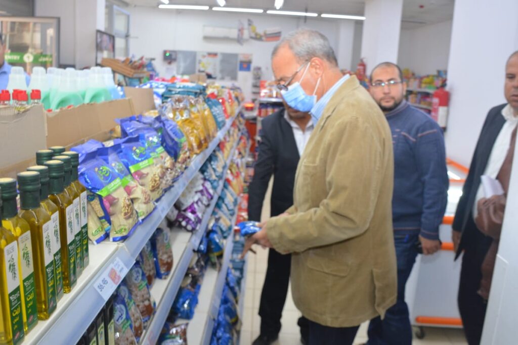 محافظ القليوبية يجري جولة للتأكد من الالتزام بالأسعار