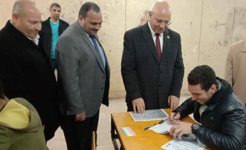 رئيس جامعة بنها يتفقد الامتحانات بكليتي الهندسة والعلوم
