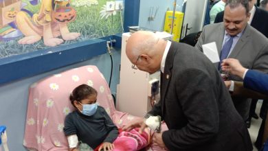 رئيس جامعة بنها يوزع الهدايا والورود على الأطفال بالمستشفى الجامعي
