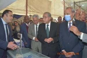 صور - وزير التموين يفتتح معرض أهلا رمضان بشبرا الخيمة