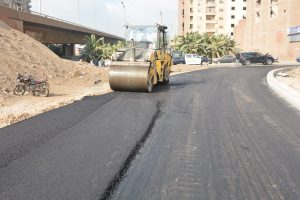 محافظ القليوبية يتفقد أعمال الرصف النهائية لنزلة الزراعي - صور