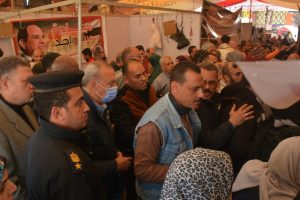 بعد تلقيه شكاوى .. محافظ القليوبية يتفقد معرض أهلا رمضان بشبرا الخيمة