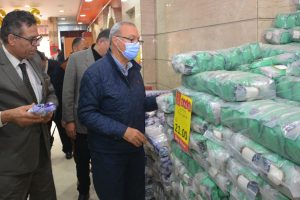 محافظ القليوبية يقود حملة لمتابعة الالتزام بأسعار بيع السلع