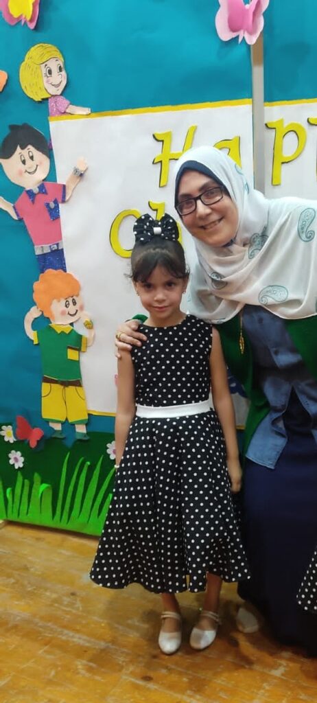 الطفلة كارما رسامة المستقبل