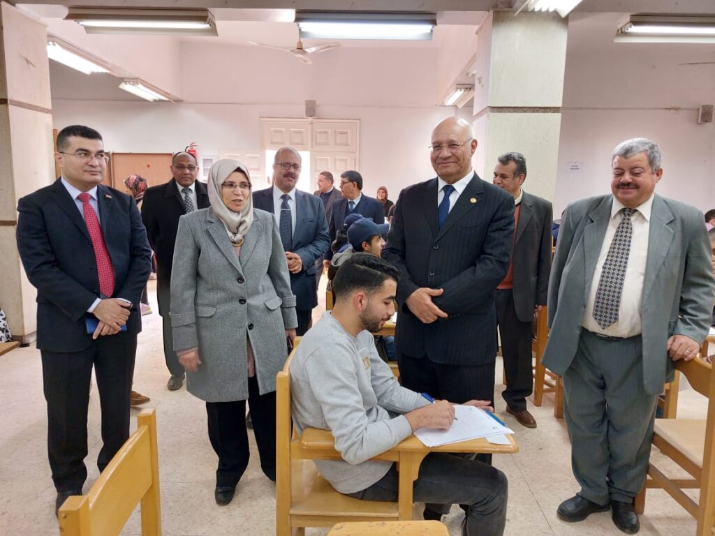 رئيس جامعة بنها يتفقد الامتحانات بكليتي الزراعة والطب البيطرى - صور