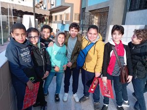 الامتحانات شكل تاني.. ابتسامه وتفاؤل طلاب شبان بنها قبيل دخول الامتحان 