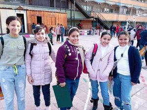 الامتحانات شكل تاني.. ابتسامه وتفاؤل طلاب شبان بنها قبيل دخول الامتحان 