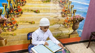 عبد الرحمن طفل يعشق حفظ القرآن الكريم