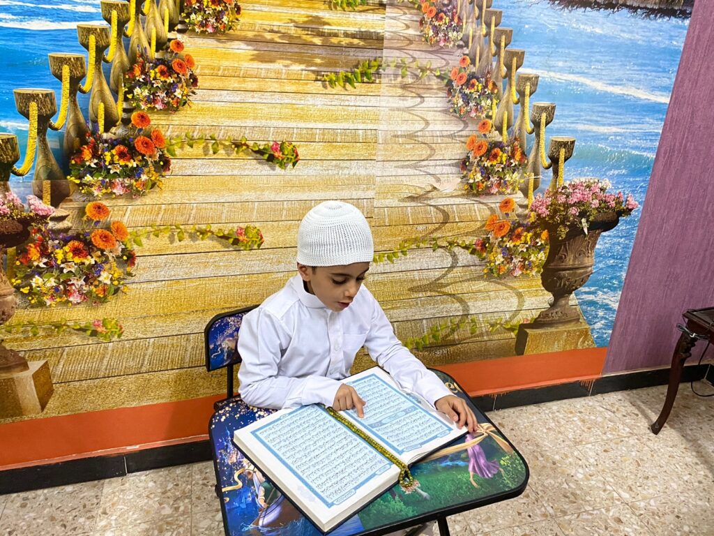 عبد الرحمن طفل يعشق حفظ القرآن الكريم
