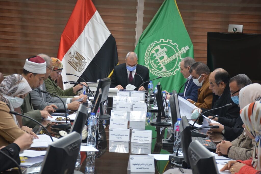 محافظ القليوبية يجتمع بلجنة اختيار الأم المثالية لاختيار 3 أمهات