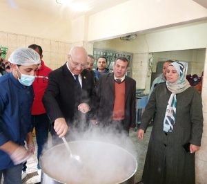 رئيس جامعة بنها يفاجئ المدينة الجامعية بمشتهر ويلتقي بالطالبات