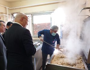 رئيس جامعة بنها يفاجئ المدينة الجامعية بمشتهر ويلتقي بالطالبات