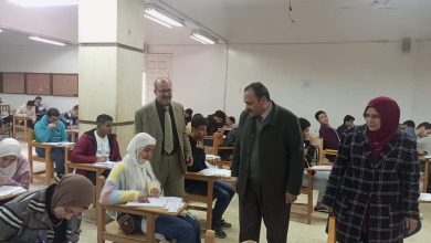 نائب رئيس جامعة بنها يتفقد الامتحانات بكلية الطب البيطري