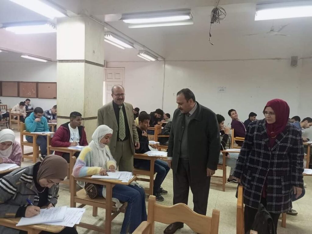 نائب رئيس جامعة بنها يتفقد الامتحانات بكلية الطب البيطري