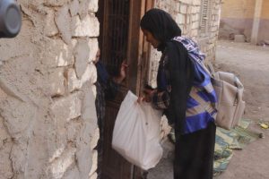 التحالف الوطني يغيير وجه الحياة بعزبة البنك في القليوبية اسقف منازل وبطاطين ووجبات